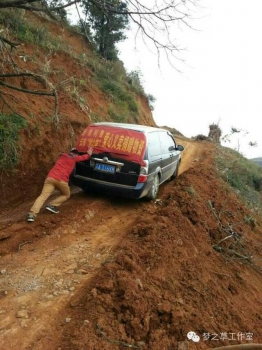  由于地震原因，道路崎岖，再好的车也要靠人力推才能勉强爬上坡。