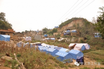 沿路上，虽然地震已经过去很久，但失去家园的人们还是只能住在这样的救灾帐篷里。